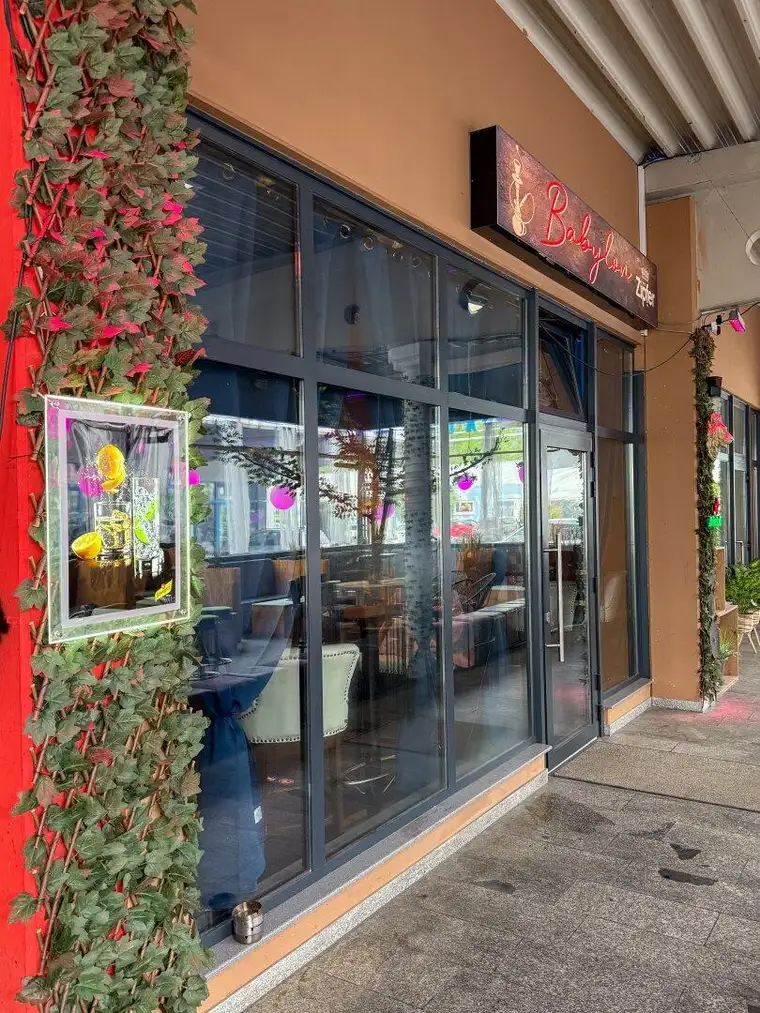 Vielseitig nutzbare Gewerbefläche in zentraler Lage – Betriebsfläche mit Terrasse und Parkmöglichkeiten