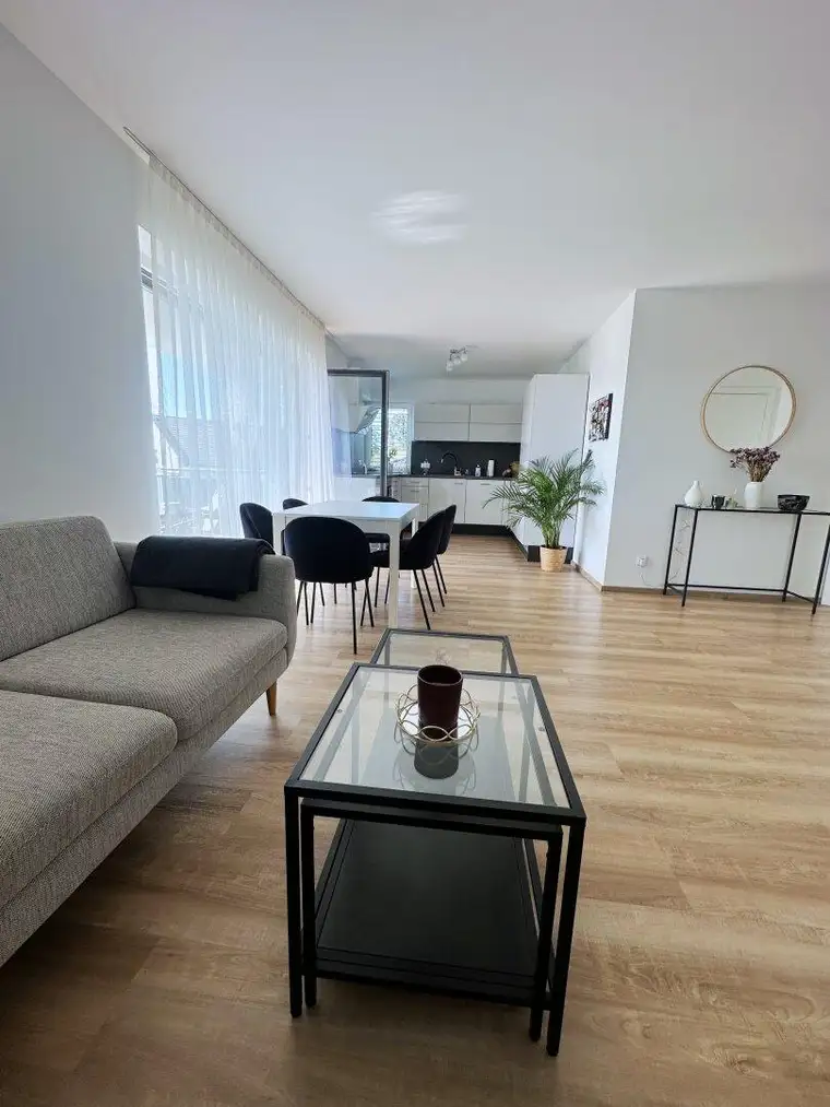 Moderne 3-Zimmer-Wohnung in St. Martin: Balkon und zwei Stellplätze!