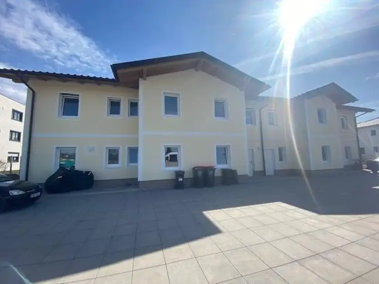 Neuwertige 4-Zi.-Wohnung in Mauerkirchen mit Balkon, 2 Stellplätzen im Obergeschoss
