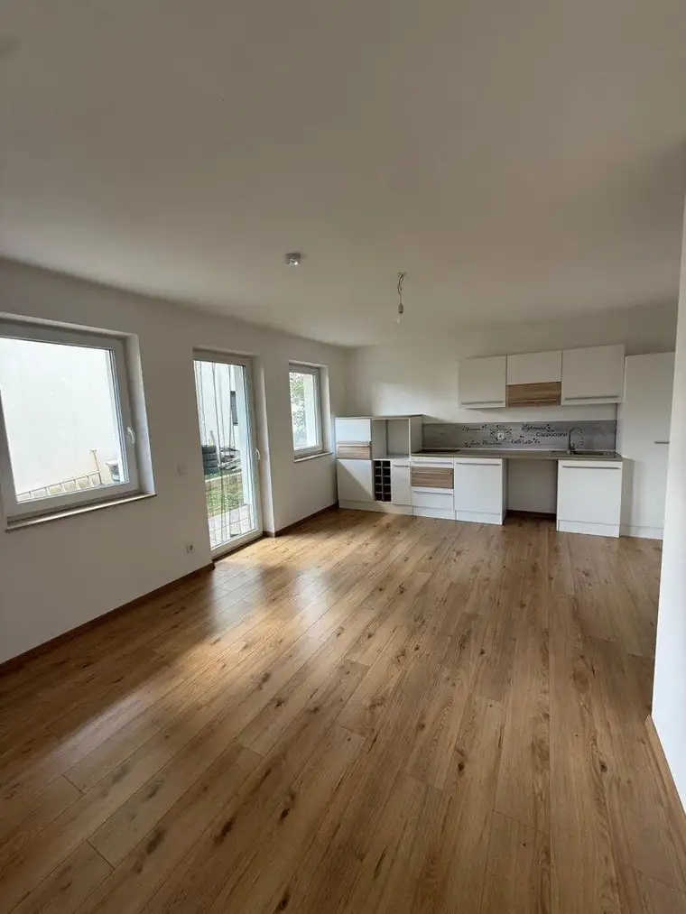 Neuwertige 3-Zi-Wohnung mit Terrasse &amp; 2 Stellplätzen in Mauerkirchen im Erdgeschoss