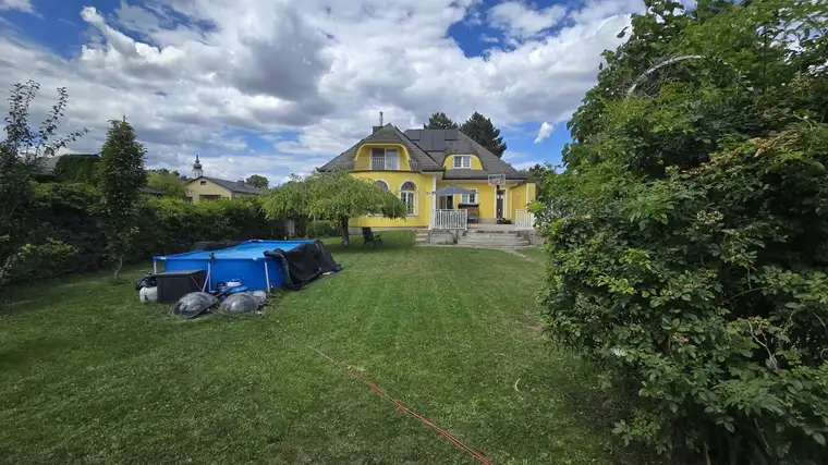 Wohnen mit Urlaubsgefühl – großzügiges Einfamilienhaus mit Pool, Naturteich und viel Privatsphäre - südseitig &amp; in 20min zur Innenstadt