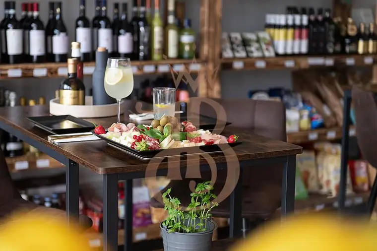 Modernes Café-Bistro mit Verkaufsladen in Klagenfurt