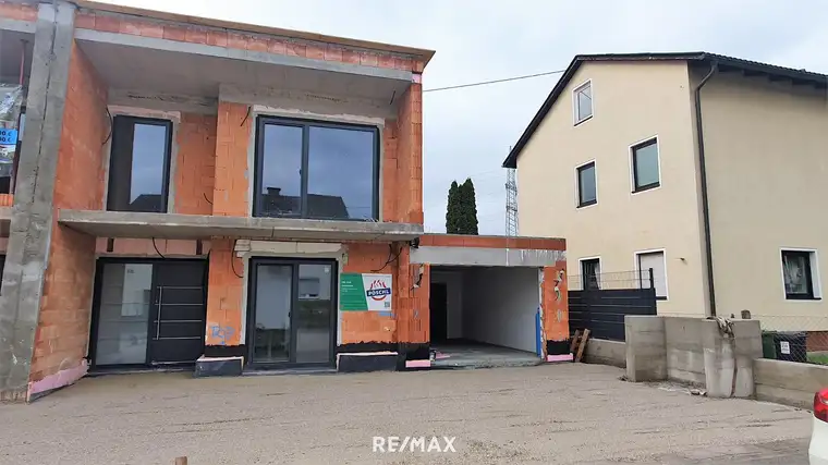 Exklusive Doppelhaushälfte mit Pool &amp; Garage in Leonding - Belagsfertig - Haus 2