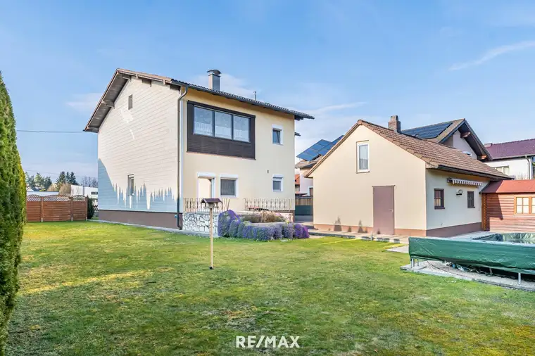Großzügig dimensioniertes Familienhaus in ruhiger Siedlungslage in Thalheim