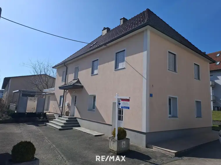 Familienhaus mit Pool, 4 Garagen und Nebenflächen