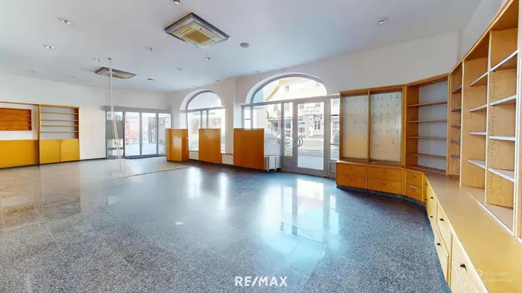 Geschäftslokal mit durchgehender Schaufensterfront in Top-Lage von Linz-Ebelsberg