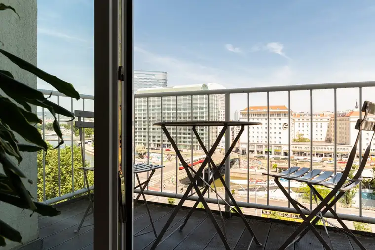 Altbauwohnung mit Balkon in der Wiener Innenstadt: Weitblick und Investment (auch als Büro nutzbar)