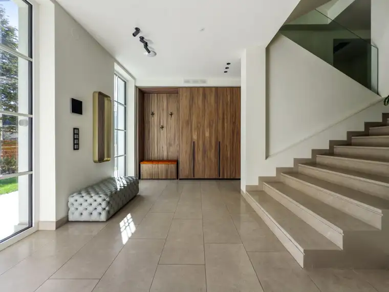EXKLUSIVES REFUGIUM IN WIENER BESTLAGE – 371m² DESIGNVILLA MIT SPA, POOL &amp; PANORAMATERRASSE