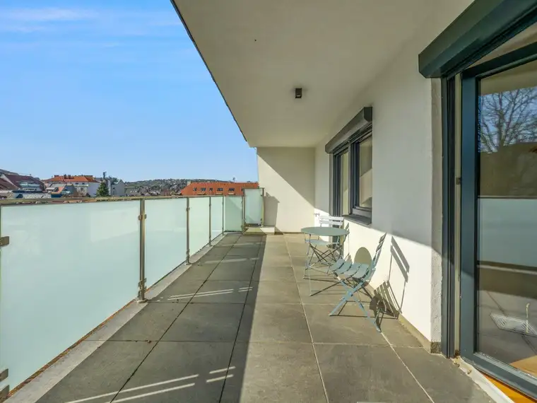 3 Zimmer Dachgeschoss-Wohnung mit 40m2 Terrasse in Ruhelage