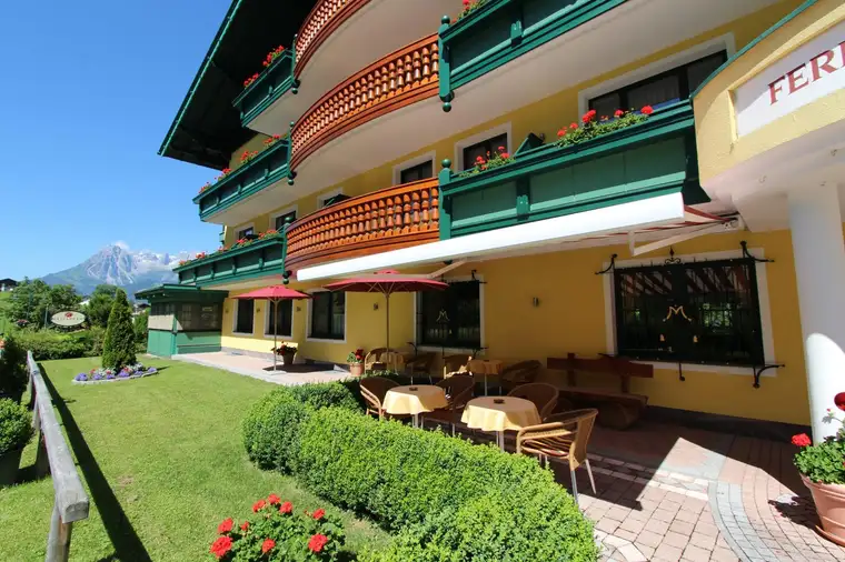 Attraktives 4*-Hotel in Top-Lage Salzburger Land, zentral an Gondel/Piste gelegen, sofort betriebsbereit