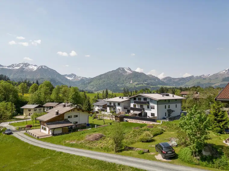 Sonnig / Hochwertig / Alpenpanorama