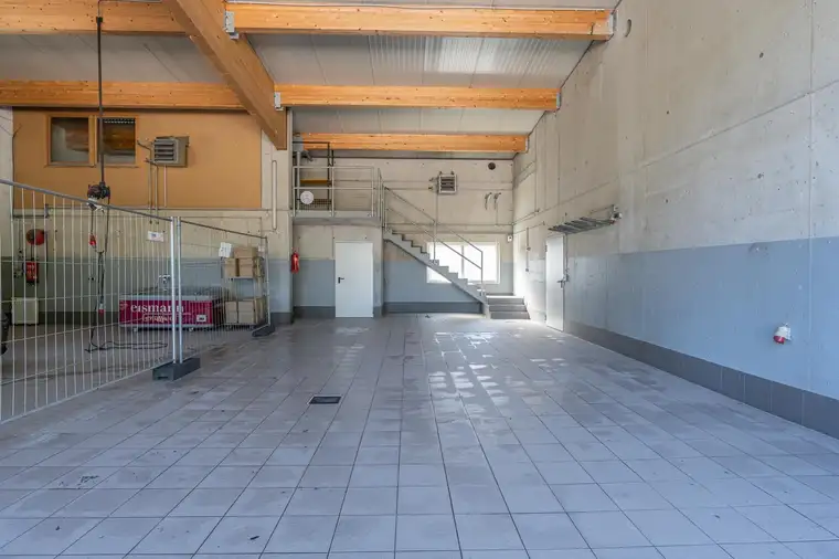 Gewerbefläche mit Lagerhalle