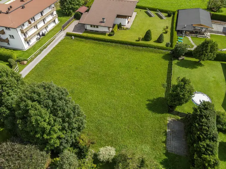 Sonniges Grundstück mit Blick auf die Steinberge