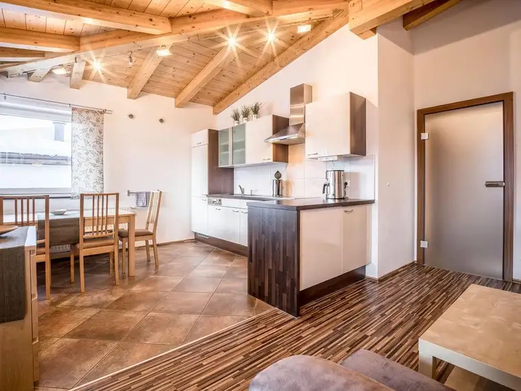 DACHGESCHOSSWOHNUNG IN RUHIGER LAGE