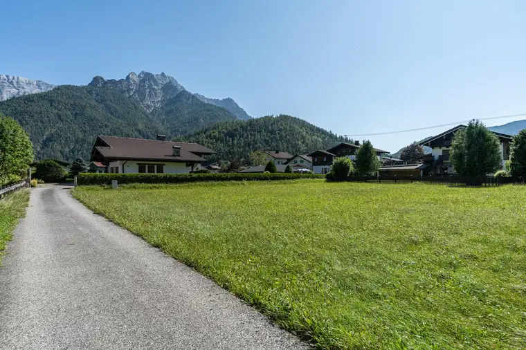 Sonniges Grundstück mit Blick auf die Steinberge