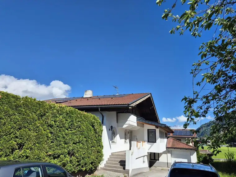 Wohntraum im Zillertal ! Gepflegte 4 Zimmerwohnung in zentrumsnaher Ruhelage .