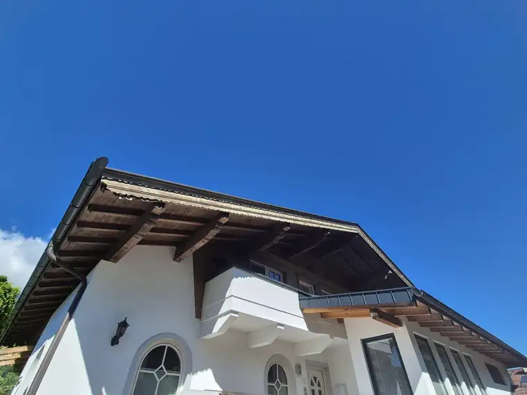 Traditionelle gepflegte 4 Zimmer-Wohnung mit 2 Bädern , 2 Balkone und 2 Parkplätze !