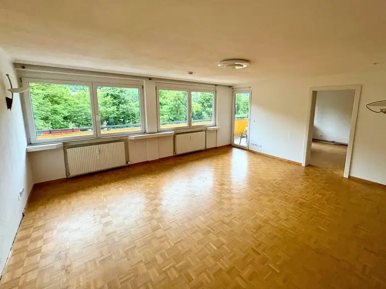 Lichtdurchflutete DG-Wohnung mit Panoramablick &amp; Tiefgaragenbox