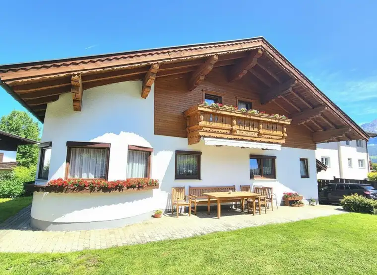 Gepflegtes leistbares Familienhaus in Dorfrandlage .
