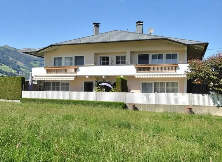 Landhausvilla mit zwei modernen Wohneinheiten mit Golfplatzblick !