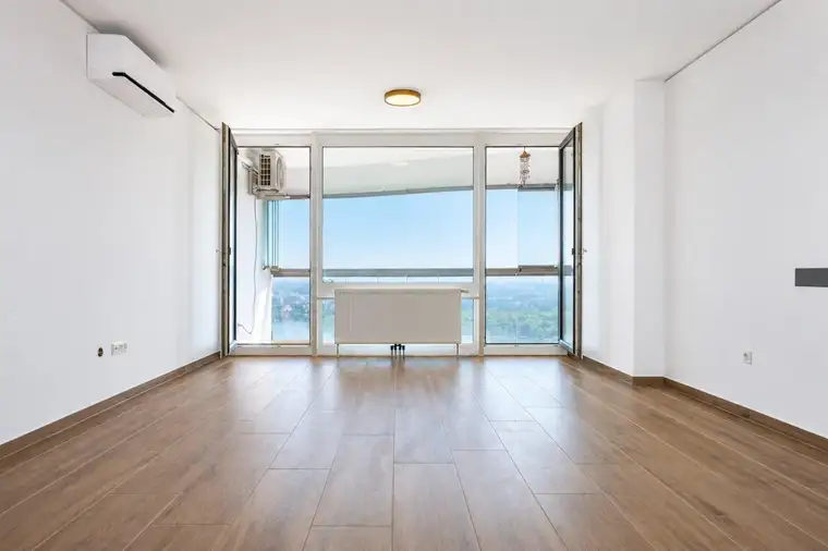 Hochhaus Neue Donau | Sanierte Wohnung mit Loggia