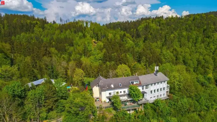 Variantenreich nutzbares alterwürdiges Hotel in absoluter Traumlage hoch über der Donau!