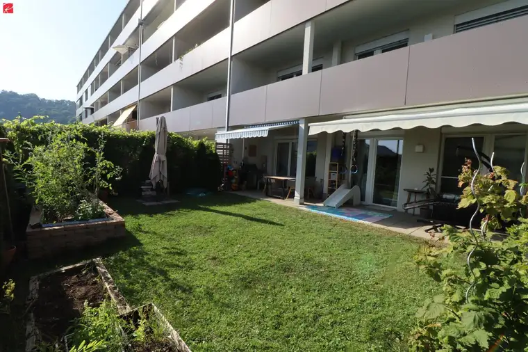 Sonniger Gartentraum mit überdachter Terrasse
