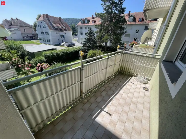 Sanierungsbedürftig: Pärchenwohnung mit Fischgrätparkettböden!