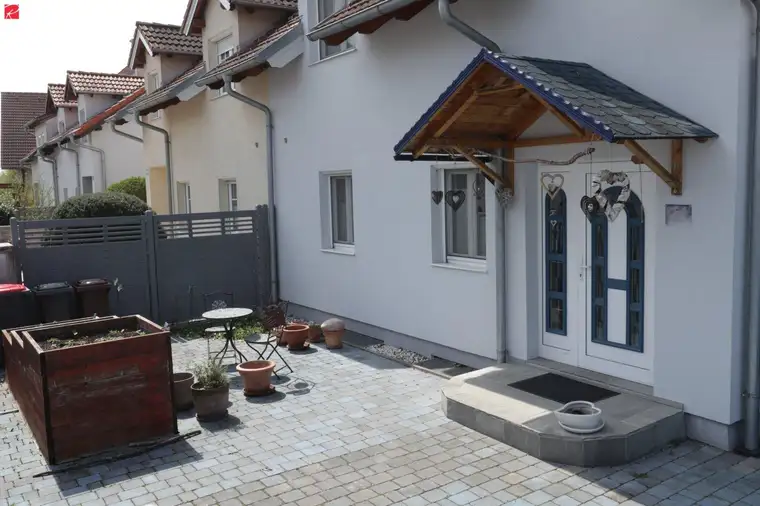 Moderne Wohnoase mit Pool in sonniger Lage!