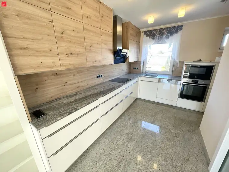 DESIGNERMÖBEL: Neuwertiger Wohntraum mit Grünblick