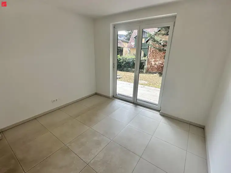 Moderne Gartenwohnung mit Tiefgaragenparkplatz!