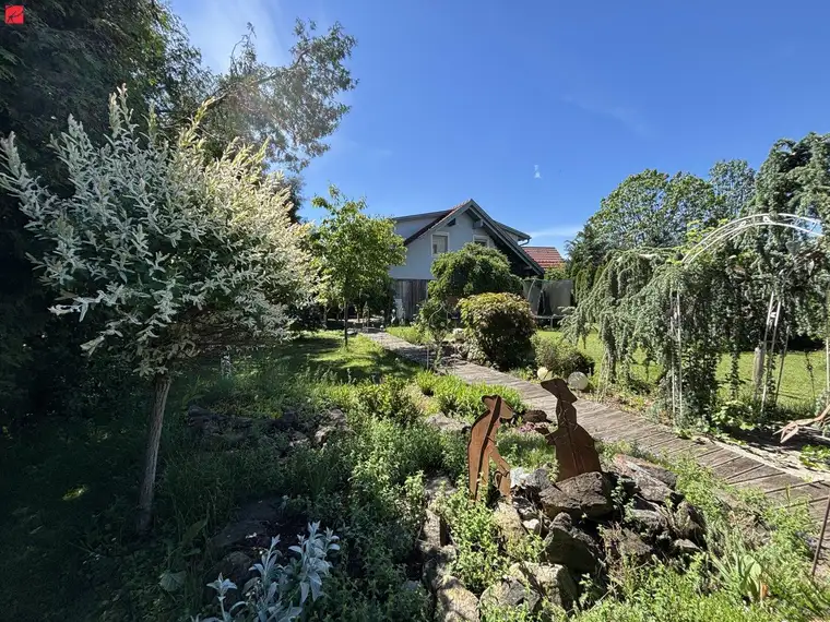 Großzügiges Haus mit romantischem Garten