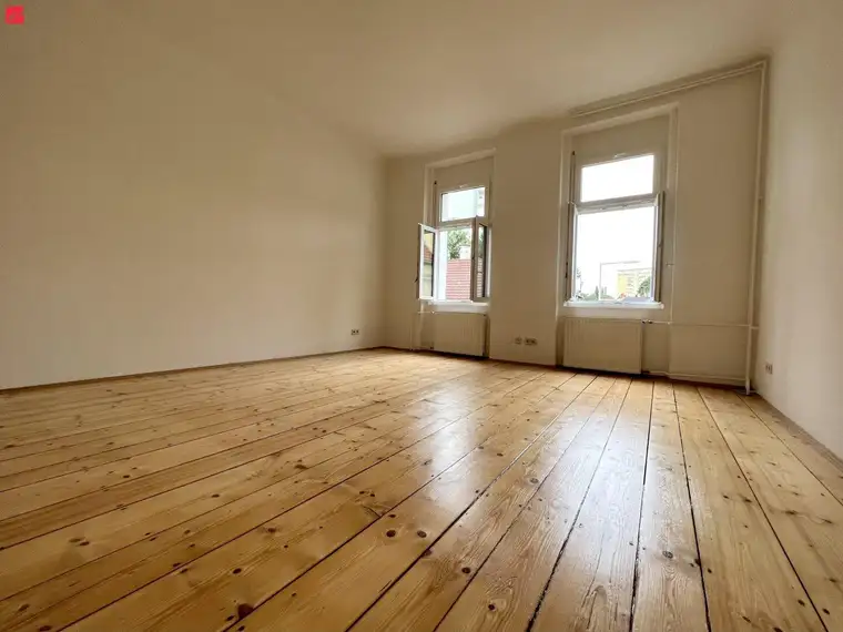 Renovierte Altbauwohnung mit Balkon!