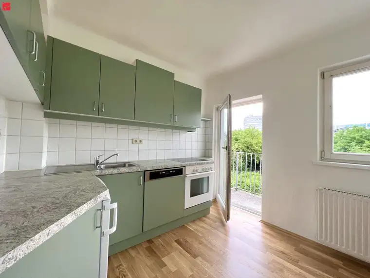 Helles Altbau-Juwel mit Charakter: 2 Zimmer mit Balkon!