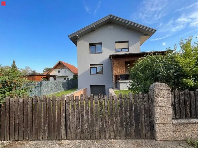 Geräumiges Mehrfamilienhaus mit großzügigen Garten