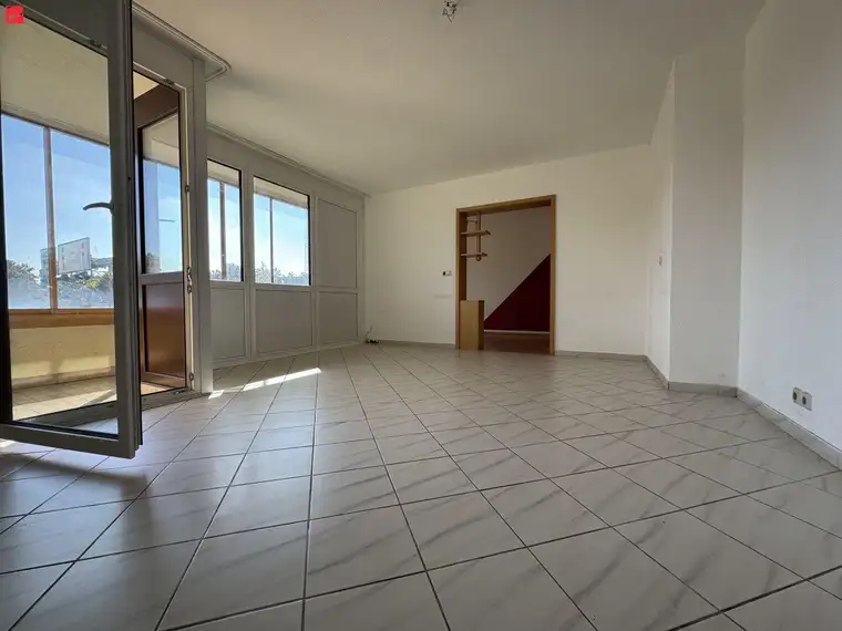 Familienwohnung mit drei Schlafzimmern, Loggia und Garage!