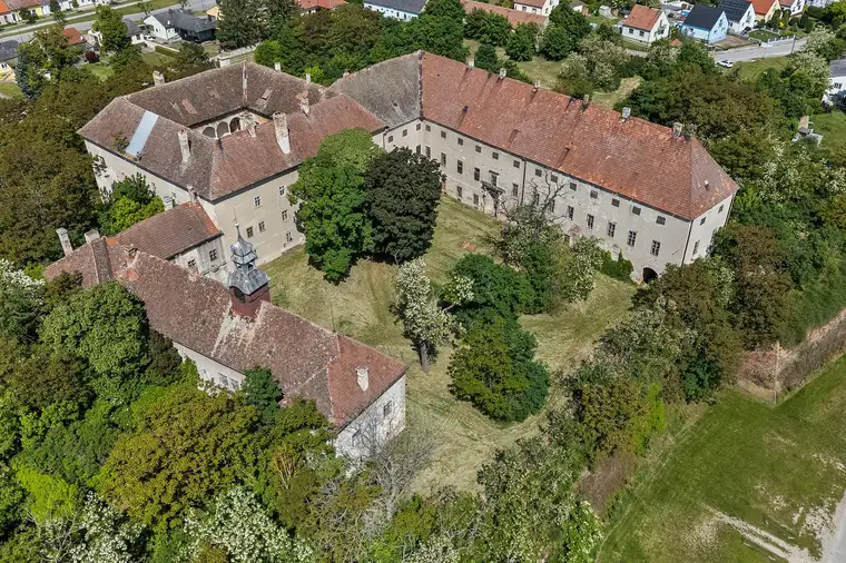 Historisches Renaissanceschloss mit Potenzial - der perfekte Ort um Träume wahr werden zu lassen
