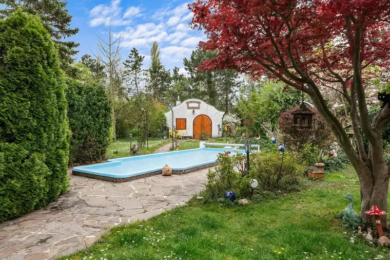 Charmanter Hausanteil mit großem Garten, Pool und Weinkeller