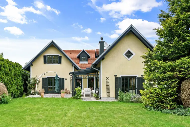 Elegantes Einfamilienhaus in hellem Landhausstil mit großem Garten