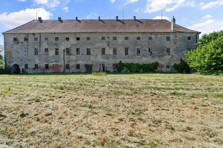 Historisches Renaissanceschloss mit Potenzial - der perfekte Ort um Träume wahr werden zu lassen