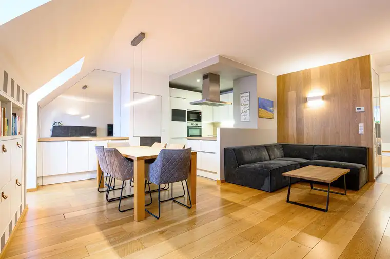 Servus Lieblingsplatz: Bezaubernde Dachgeschosswohnung in Badens Innenstadt mit Tiefgaragenplatz