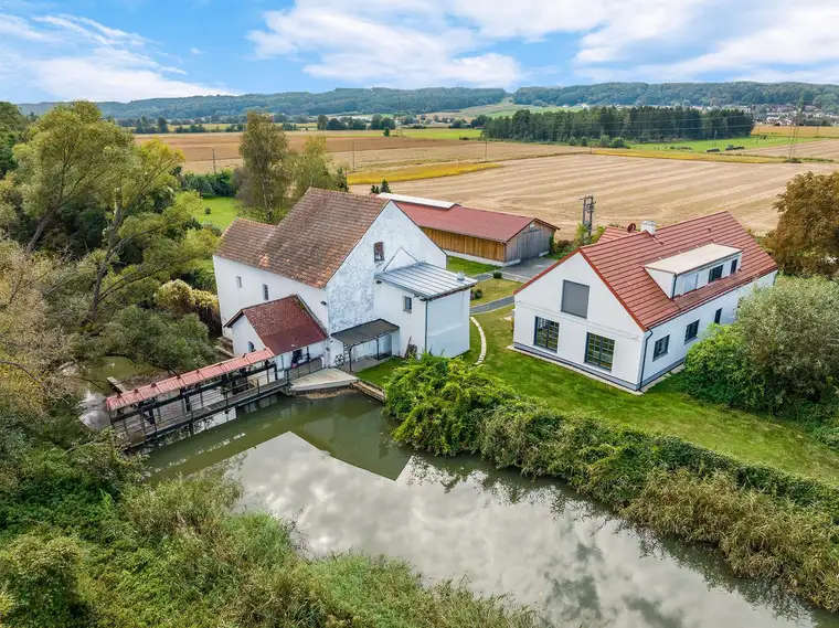 Exklusives Wohnen in Alleinlage: Modernes Landhaus mit vielseitigen Nutzungsmöglichkeiten