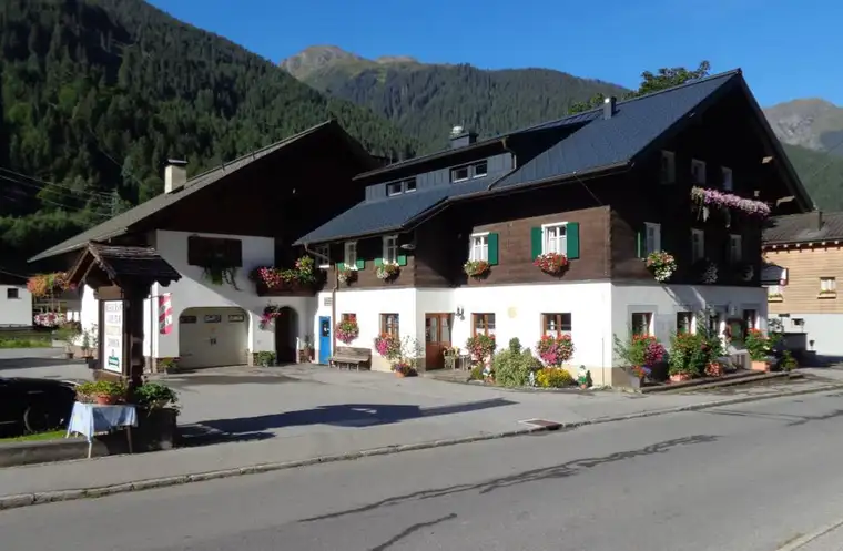 Pension mit vielseitigen Nutzungsmöglichkeiten und traditioneller Stube mit Gastgarten!