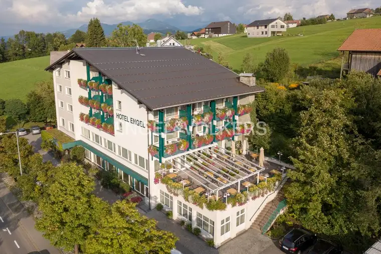 „Top-Gelegenheit: Traditionsreiches Hotel Engel in zentraler Lage von Alberschwende“