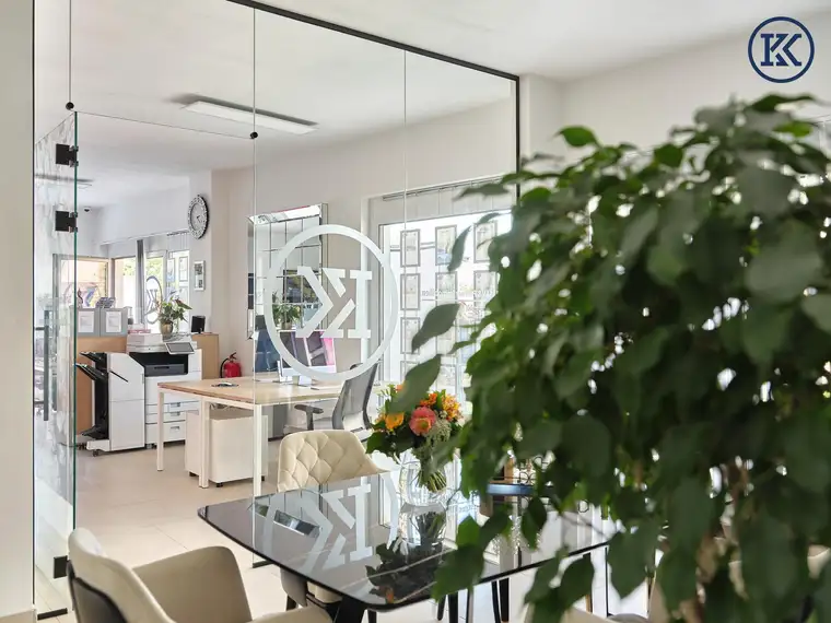 Nutzung möglich als: Blumenladen, Einzelhandel, Kaffeehaus, Kebap-Stand, Pizzeria oder Büro.