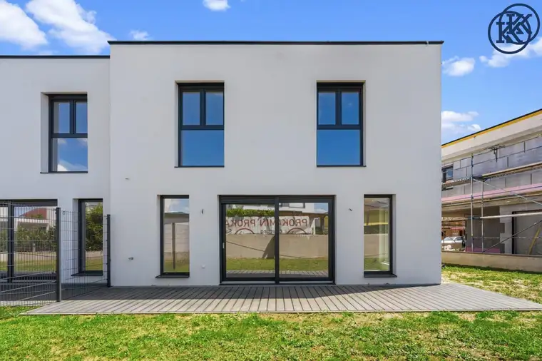 Moderne Doppelhaushälfte im belagsfertigen Zustand