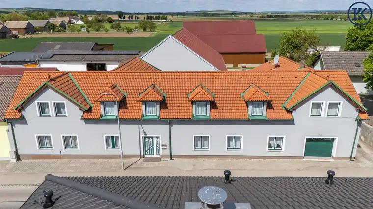 Großzügiges Einfamilien- oder Zweifamilienhaus, das Raum, Ruhe und Wohnqualität vereint.