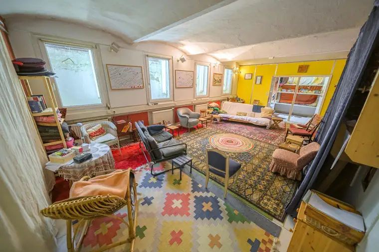 Perfekt als Atelier, Studio oder Veranstaltungsraum - vielseitiges Souterrain-Lokal in charmantem Wiener Zinshaus