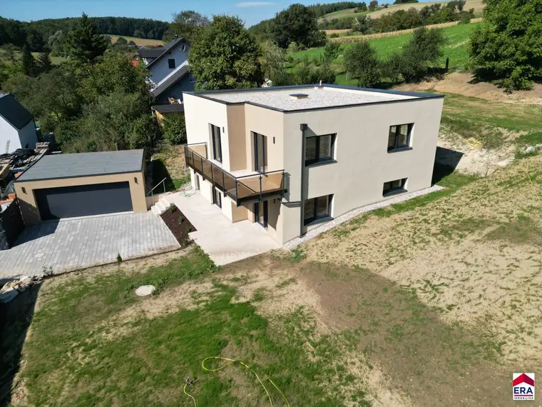 Achtung Preisänderung - Einfamilienhaus in sonniger Lage - schlüsselfertiger Neubau mit Terrasse, Balkon und Doppelgarage