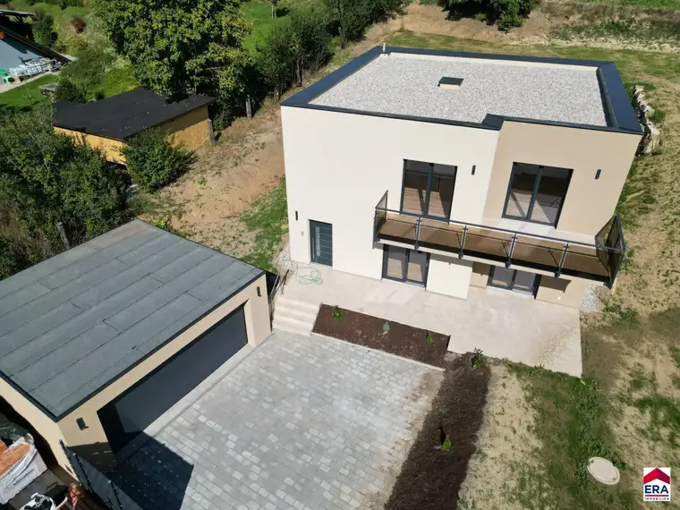 Einfamilienhaus in sonniger Lage - schlüsselfertiger Neubau mit Terrasse, Balkon und Doppelgarage